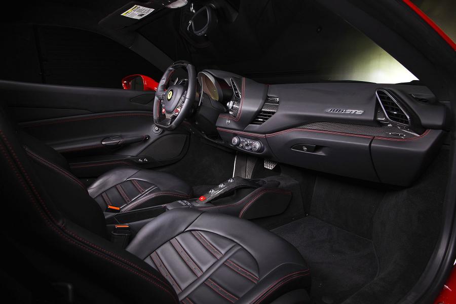Интерьер Ferrari 488 GTB 2015 года  (NA) (фото 10 из 42)